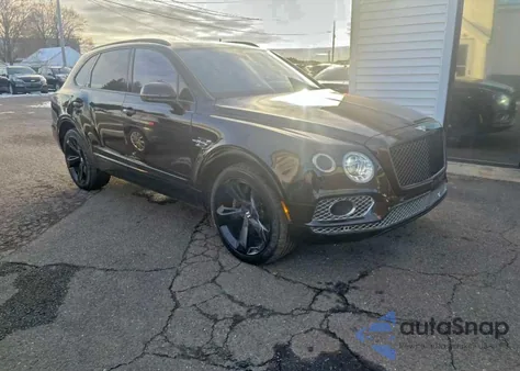 2017 Bentley Bentayga z USA, uszkodzony, nr VIN SJAAC2ZV4HC016056